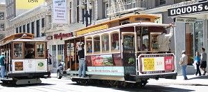 Туристы наслаждаются поездкой на известных канатных дорогах Сан-Франциско. Фото: Иван Велинов/Великая Эпоха