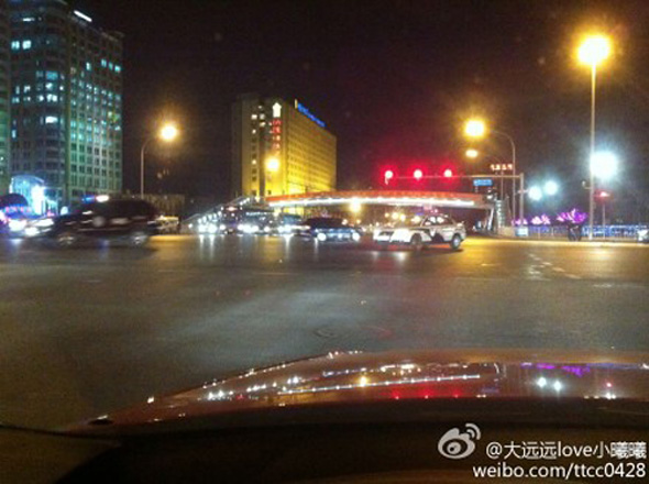 Сделанное Ли фото показывает присутствие милицейских машин на улице Чанань в Пекине