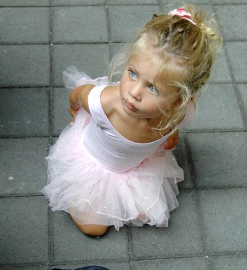 Маленькая девочка одета как балерина. Фото: SONNY TUMBELAKA/AFP/Getty Images