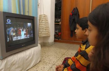 Рейтинг Нильсена, опубликованный в прошлом декабре, показал, что дети [в США] возрастом от 2 до 11 лет в среднем смотрят телевизор 25 часов в неделю. Фото: Manpreet Romana/AFP/Getty Images