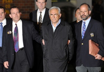 Управляющий МВФ Стросс-Кан был задержан 14 мая на борту самолета перед отлетом в столицу Франции из США. Фото: JEWEL SAMAD/Getty Images