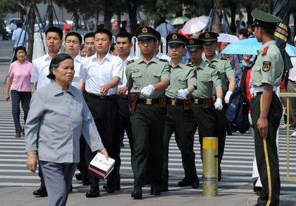 Кам'яні обличчя представників китайських спецслужб лякають іноземців. Фото:MARK RALSTON/AFP/Getty Images