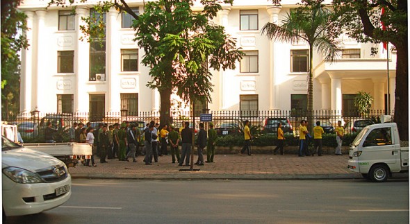 Близько 30 послідовників Фалуньгун провели мирну акцію протесту недалеко від місця ув'язнення, куди Вищий народний суд В'єтнаму помістив Ву дук Транга і Ле ван Тана. Фото: The Epoch Times