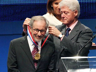 Відомий голлівудський режисер, сценарист і продюсер Стівен Спілберг напередодні був удостоєний 'Медалі Свободи', що присуджується Національним конституційним центром США. Фото: jamd.com