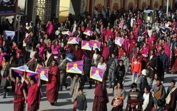 Демонстрации протеста тибетских монахов против гнёта китайской компартии. Лхаса. 14 марта 2008 г. Фото: AFP