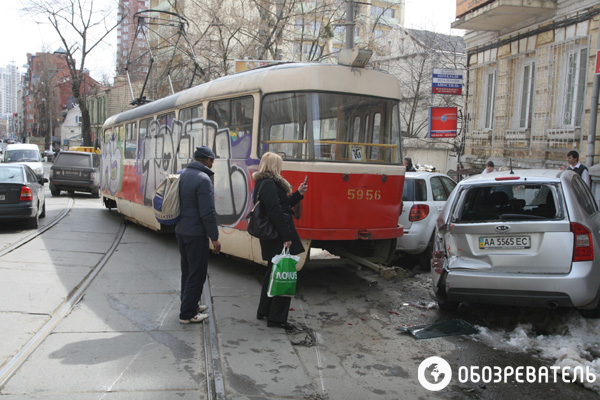 У Києві зійшов з рейок трамвай. Фото: kiyany.obozrevatel.com