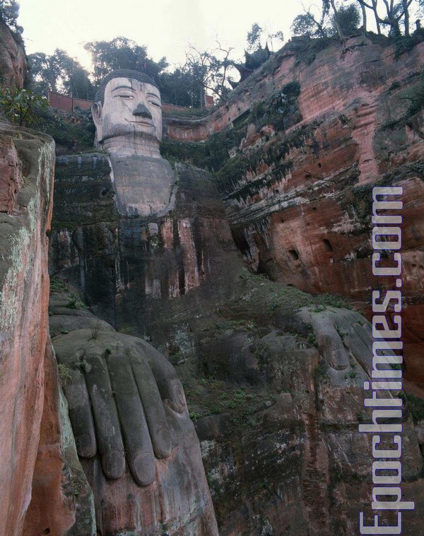 Статуя Будди Міле у підніжжя священних гір Емей. Фото: The Epoch Times 