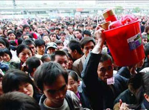 Передсвятковий ажіотаж з купівлею квитків на залізничному вокзалі в м. Гуанчжоу. Фото: з сайту epochtimes.com