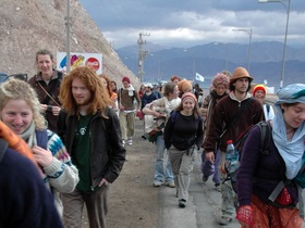 Участники шествия 'walk about love' в начале маршрута выходят из Эйлата в сторону пустыни. Фото: 'walk about love'