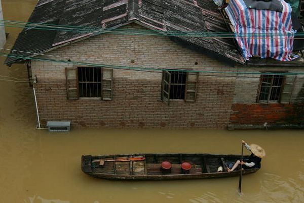 18 червня. Місто Чжаочін провінції Гуандун. Повінь, викликана сильними дощами. Фото: Chan/Getty Images 