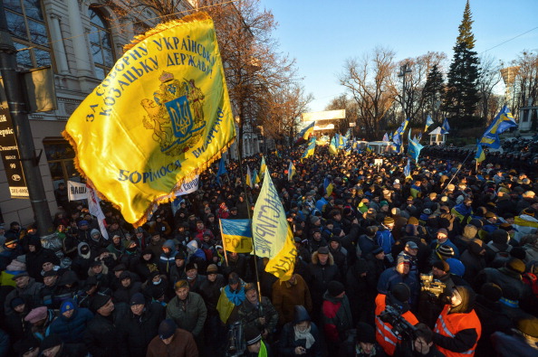 Протестувальники мітингують перед будівлею парламенту в Києві, 3 грудня 2013 року. Фото: DMITRY SEREBRYAKOV/AFP/Getty Images