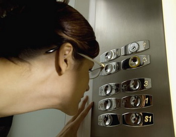 На кожному квадратному сантиметрі кнопок ліфтів виявлено в середньому близько 300 бактеріальних одиниць, що здатні утворювати колонії. Фото: Medioimages / Photodisc / Getty Images