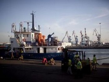 Рабочие ашдодского порта выгружают посылки гуманитарной помощи с одного из кораблей флотилии в сектор Газа. Израильское правительство заявило во вторник, что оно освободит всех задержанных пассажиров флотилии. Фото: Уриэль Синай /Getty Images