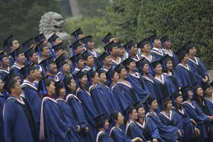 Випускники Пекінського університету позують перед фотокамерою. Фото: China Photos/Getty Images