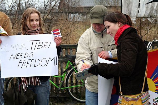 У столиці Латвії Ризі 10 квітня біля посольства Китаю пройшла мирна акція 'За вільний Тибет'. Фото: The Epoch Times 