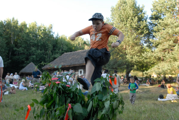 Один з Купальських обрядів - стрибки через жаливу. Фото: Володимир Бородін/The Epoch Times 
