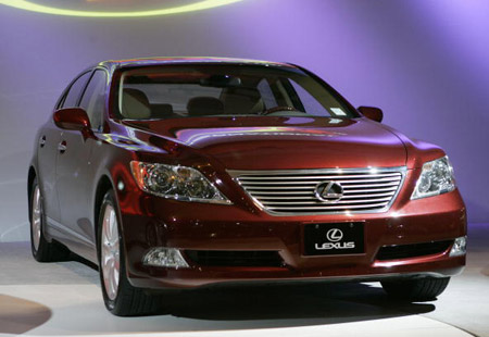 В Нью-Йорке Lexus LS460 стал лучшим автомобилем на планете в 2007 году. Фото: STAN HONDA/AFP/Getty Images