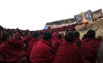 Около двух тысяч тибетских монахов совершают кремацию тела Пхунцога, совершившего самосожжение в знак протеста против репрессивной политики режима КНР по отношению к тибетцам. 16 апреля 2011 год. Провинция Сычуань. Фото с блога писательницы Войсер