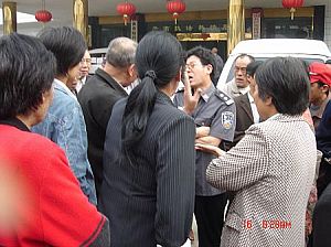 Жителі міста Лунхуей сперечаються з міліціонером. Фото: Велика Епоха