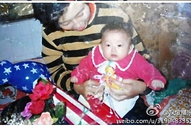 Тан Хайся з дочкою Чень Цзямінь у 1989 році незадовго перед тим, як чиновники з відділу контролю за народжуваністю забрали дитину через те, що вона народилася до офіційного шлюбу батьків. Скріншот з Інтернету