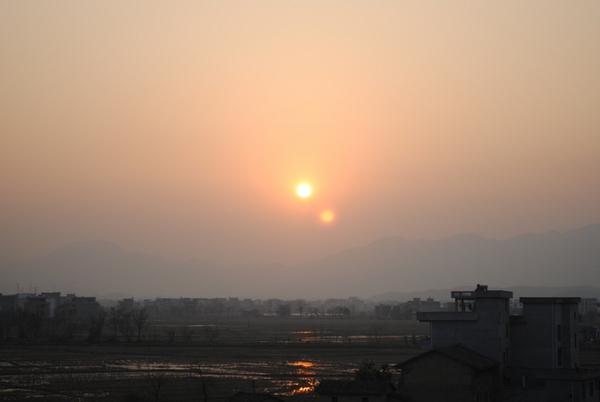 Необычное явление «два солнца» в провинции Цзянси. Январь 2011 года. Фото с epochtimes.com