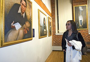 Дана Рейнозо розглядає картини на художній експозиції «Істина-Доброта-Терпіння», що проходила минулої середи. За її словами, ці картини «пробуджують». Фото: Даїнь Чень /Велика Епоха
