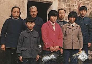Брати Хуан Ваньцін Хуан Сюн з родиною в Китаї. Фото надане Ваньцін Хуаном