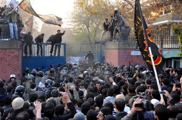 Вооружившись камнями и бутылками с горючей смесью, демонстранты ворвались в посольство Великобритании. Фото: FarsNews/Getty Images