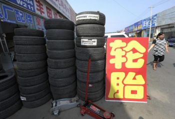 Китай висловив невдоволення тарифами США на експорт шин і оголосив, що проведе розслідування з метою виявлення можливих незаконних прийомів у експорті США, загострюючи цим і без того натягнуті відносини. Фото: LIU JIN / AFP / Getty Images
