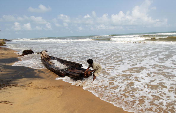 В Индии- угроза цунами. Людей эвакуируют. Фото: DIBYANGSHU SARKAR/AFP/Getty Images