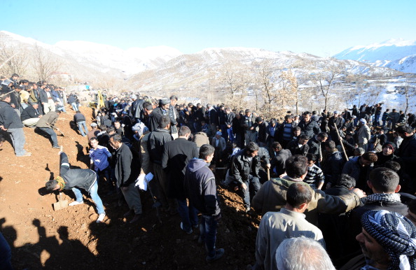 Курды скорбят о погибших в результате обстрела турецкой авиацией. Фото: BULENT KILIC/AFP/Getty Images