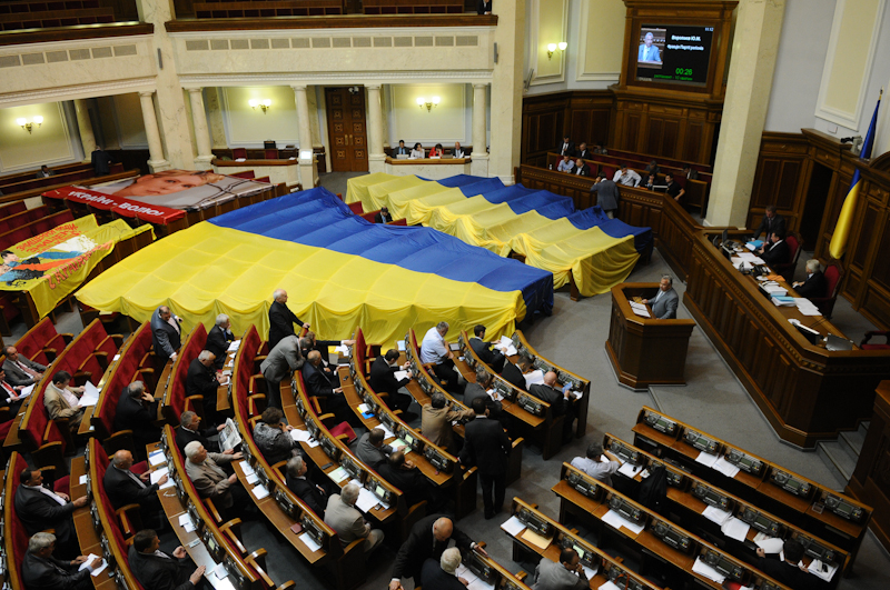 Сегодня оппозиционные парламентарии накрыли рабочие места национальным флагом и покинули сессионный зал в знак протеста против скандального законопроекта. Фото: Владимир Бородин/EpochTimes.com.ua