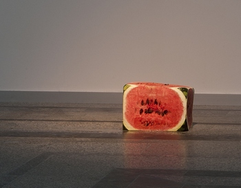 «Сутність сучасного мистецтва яскраво демонструє один із експонатів: кавун квадратної форми, покладений на землю». Фото: pinchukartcentre.org