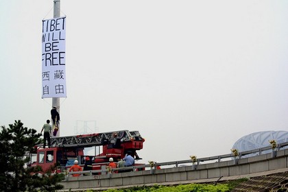 Транспарант із написом «Тибет буде вільний» з'явився біля головного олімпійського стадіону в Пекіні за два дні до початку Олімпіади. Фото: AFP