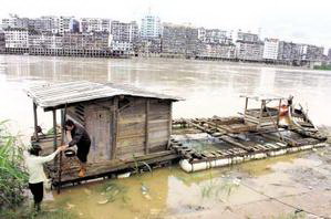 Уже две недели на юге Китая идёт борьба с наводнением. Фото: Chen Baicai/AP Foto/Xinhua