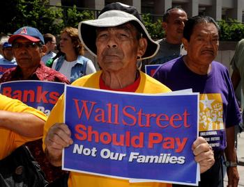 Демонстранти закликають американські банки Уолл-стріт виплатити борг $ 17 млрд, що становить суму кризової компенсації, яка була обіцяна раніше мешканцям Каліфорнії. Лос-Анджелес, 10 серпня 2010 р. Фото: MARK RALSTON/AFP/Getty Images