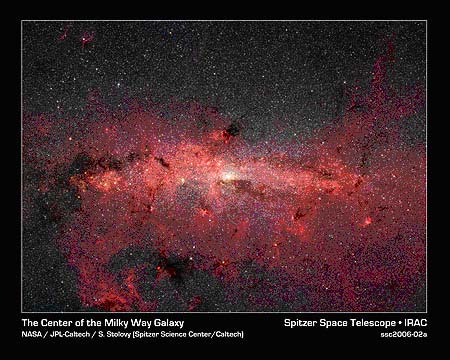 На этом изображении в искусственных цветах старые холодные звезды выглядят голубоватыми. Светящиеся красным цветом облака пыли связаны с молодыми горячими звездами в «звездных яслях». Фото: NASA