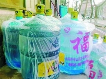 Пластиковые бутыли для воды в Китае делают из мусора. Фото с epochtimes.com
