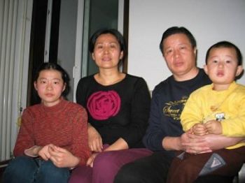 Адвокат Гао Чжишен із сім'єю до його арешту. Фото: The Epoch Times 