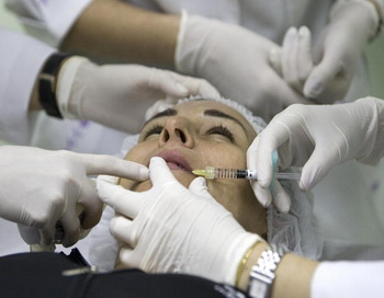 Орієнтація на пропорції обличчя і є ключовим аспектом в пластичній хірургії. Фото: ANTONIO Scorza/afp/getty Images 