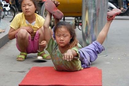 Багато селянських дітей у Китаї не в змозі піти вчитися в містах. Вони йдуть на вулиці й заробляють собі на життя вуличними виступами. Фото із secretchina.com