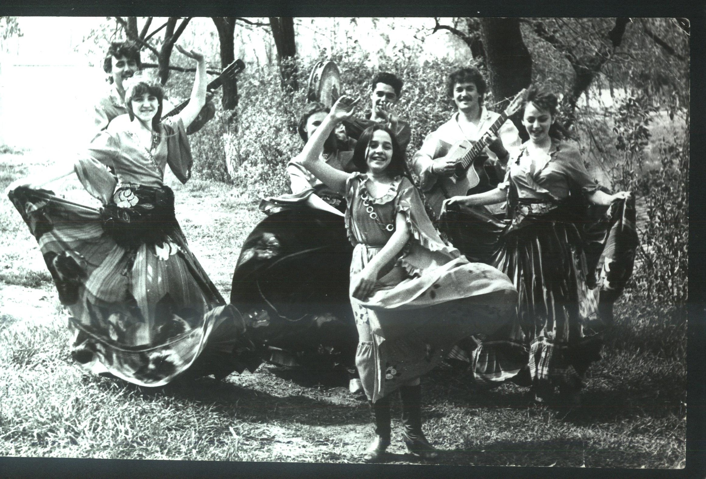 Виступ ромського творчого колективу. Фото з сімейного архіву Кондур