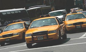 Желтые такси на улицах Нью-Йорка. Фото: Chris Hondros/Getty Images