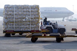 Продовольча допомога чекає завантаження в пекінському аеропорту. Згідно з щорічним Звітом ООН від 20 липня, Китай посів третє місце у постачанні гуманітарної продовольчої допомоги у світі за 2005 рік. Фото: Frederic J.Brown /AFP/Getty Images