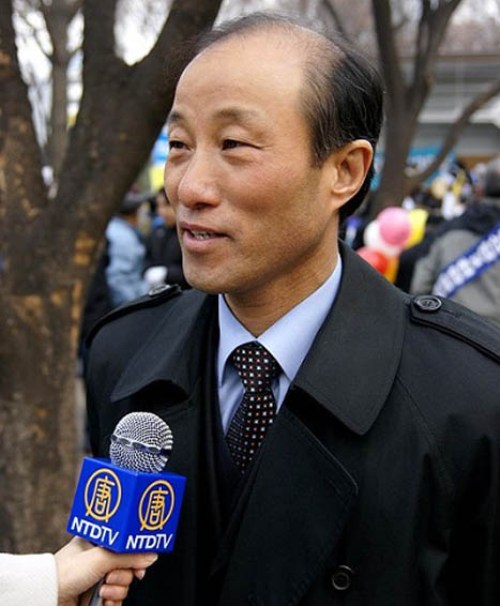 Чжен Цючен, Віце-президент азійського відділення КРПФ, дав інтерв'ю ТВ НДТ. Фото: minghui.ca