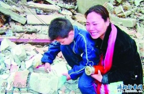 Мати з сином біля руїн свого будинку, який знесли разом з усіма їхніми речами. Фото з kanzhongguo.com