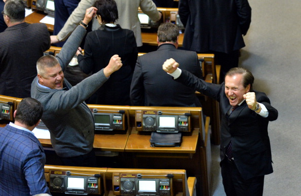 Члени парламенту від Партії регіонів святкують в українському парламенті в Києві 29 січня 2014 р. закон про «амністію», який підтримали 232 депутати-регіонали. Фото: SERGEI SUPINSKY/AFP/Getty Images