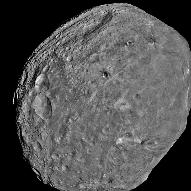 Астероид Веста. Фото: dawn.jpl.nasa.gov