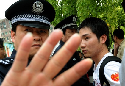 1 мая в Шанхае полиция задержала китайского студента, распространяющего листовки антизападной направленности около супермаркета «Carrefour». Фото: AFP