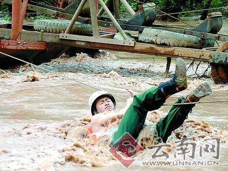 От схода сели в провинции Юньнань пострадало несколько сот тысяч человек. Фото с secretchina.com